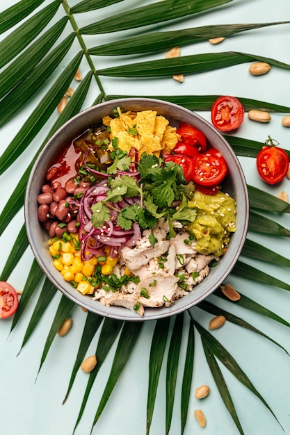 Poke bowl de pollo hawaiano orgánico con arroz y verduras