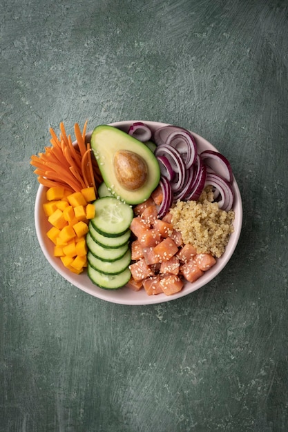 Poke bowl con quinoa y salmón y verduras crudas