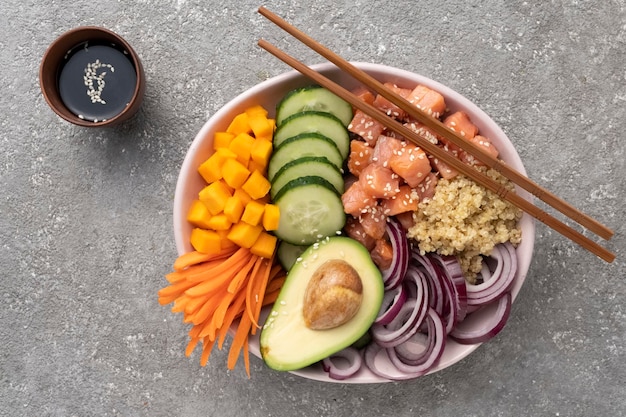 Poke bowl de Quinoa con salmón y verduras