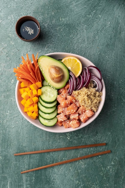 Poke bowl salmão com quinoa e legumes nutrição saudável vista superior