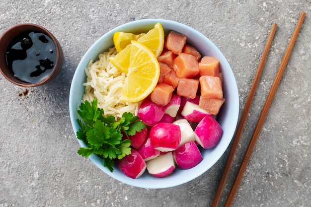 Poke bowl con salmón y arroz