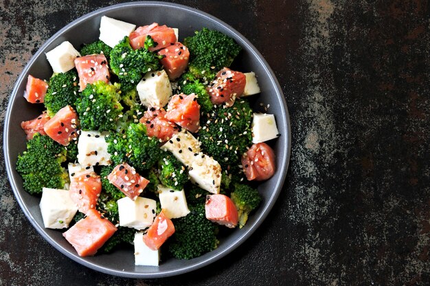 Poke bowl con salmón y brócoli.