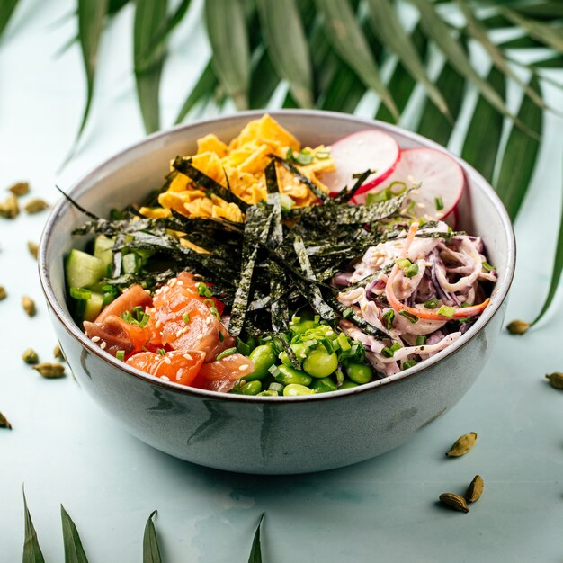 Poke bowl de salmón hawaiano orgánico con arroz y verduras