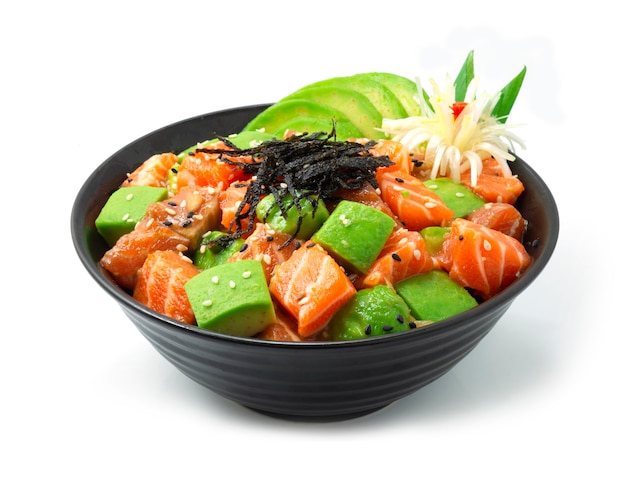 Poke Bowl de salmón con ingredientes de aguacate