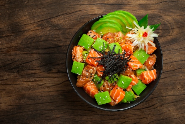 Poke Bowl de salmón con ingredientes de aguacate