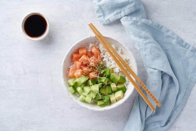 Poke bowl de salmón con pescado fresco, arroz, pepino y aguacate