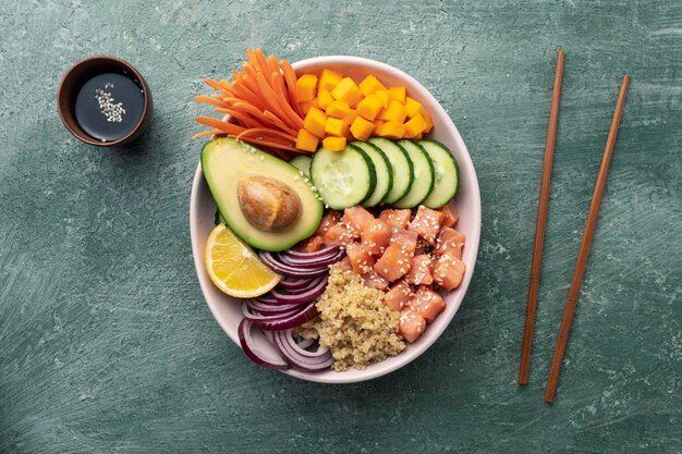 poke bowl de salmón con quinua y verduras nutrición saludable vista superior