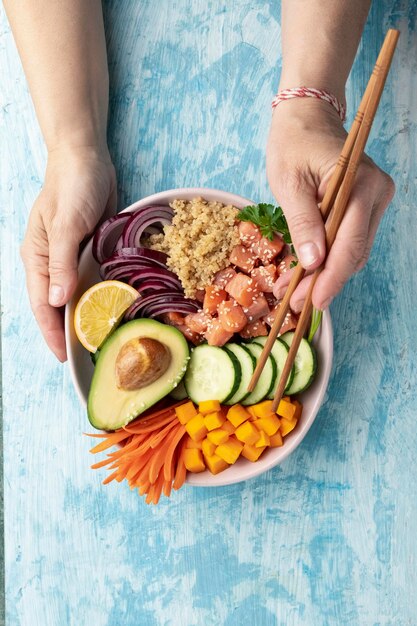 poke bowl de salmón con quinua y verduras nutrición saludable vista superior