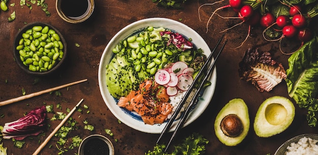 Poke bowl de salmón con verduras verdes sushi arroz amplia composición