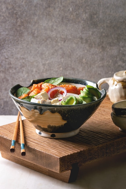 Poke Bowl Con Salmón