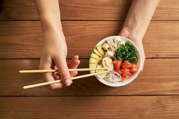 Poke Bowl Con Salmón