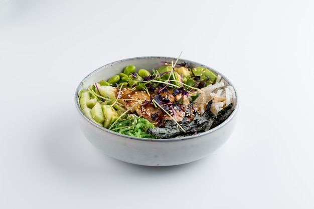 Poke bowl unagi con judías verdes verduras nori