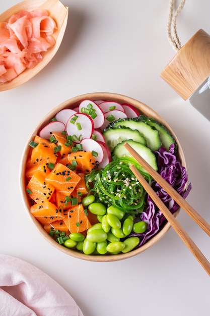 Poke bowl vegano con wakame vegetal de salmón y edamame