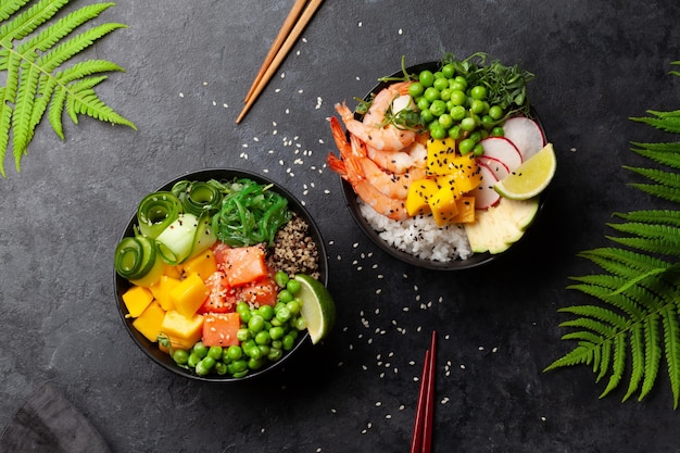 Poke bowls com camarão salmão abacate e manga