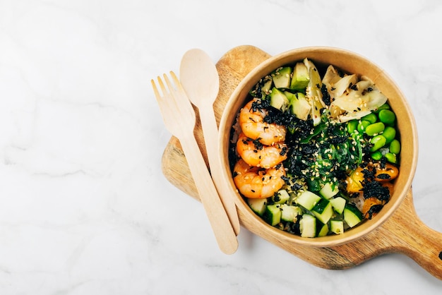 Foto poke bowls de gambas con algas aguacate mango pepino arroz jengibre encurtido semillas de sésamo