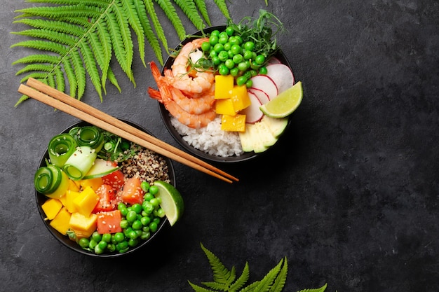 Poke bowls con gambas salmón aguacate y mango