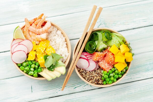 Poke bowls con gambas salmón aguacate y mango