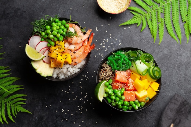 Poke bowls con gambas salmón aguacate y mango