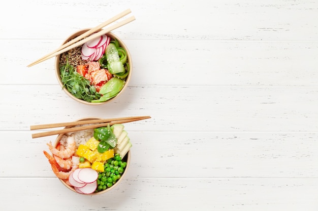 Poke bowls con gambas salmón aguacate y mango