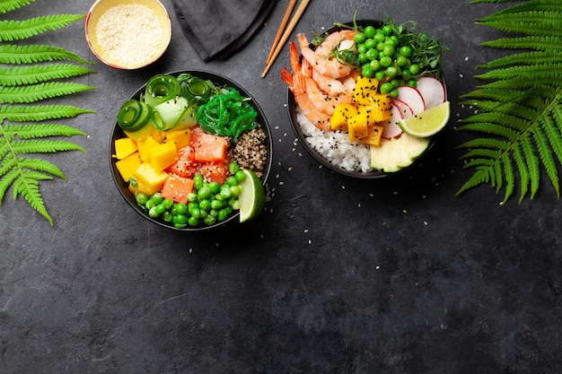 Poke bowls con gambas salmón aguacate y mango