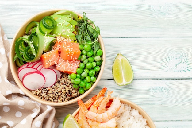 Poke Bowls mit Garnelen, Lachs, Avocado und Mango