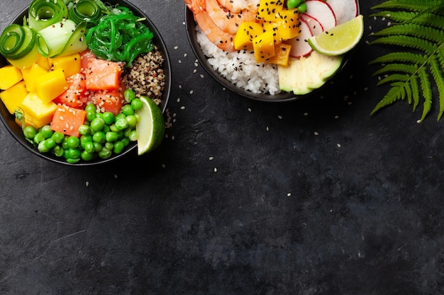 Poke Bowls mit Garnelen, Lachs, Avocado und Mango