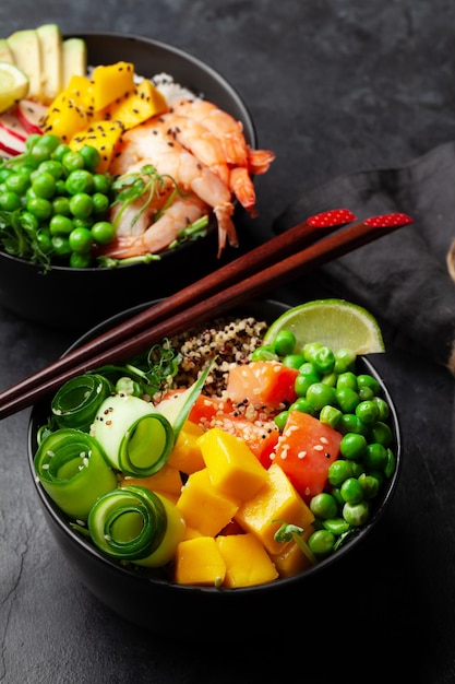 Poke Bowls mit Garnelen, Lachs, Avocado und Mango