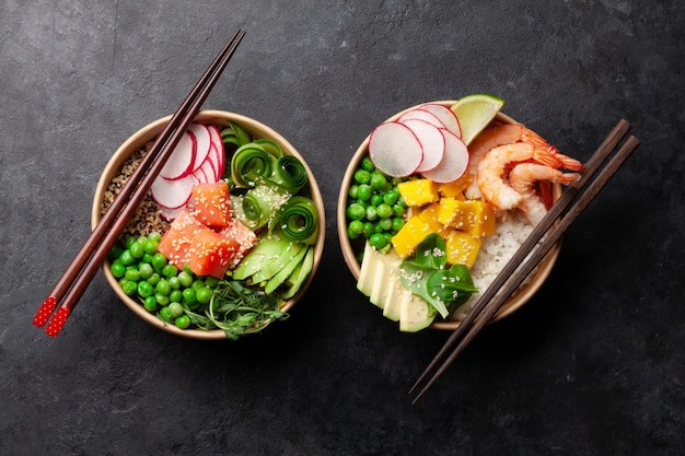 Poke Bowls mit Garnelen, Lachs, Avocado und Mango