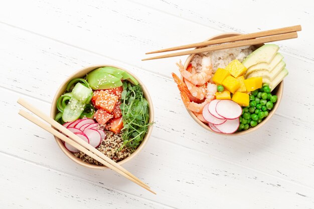 Poke Bowls mit Garnelen, Lachs, Avocado und Mango