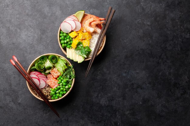 Poke Bowls mit Garnelen, Lachs, Avocado und Mango