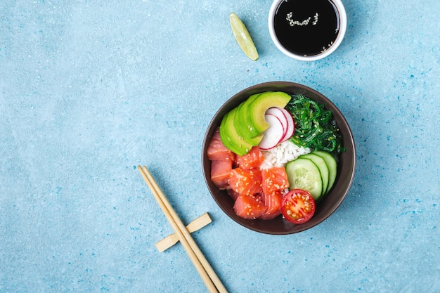 Poke de salmão havaiano, pauzinhos e molho de soja. Tigela de sushi.