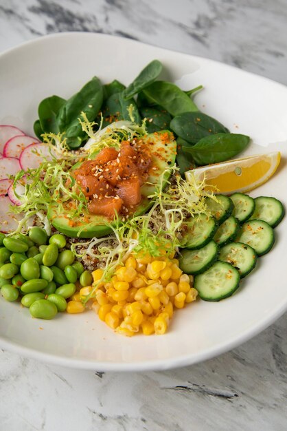 Poke prato havaiano e prato branco salada de tofu assado com repolho poke de salmão com abacate