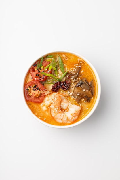 Poke sopa tom yum no fundo branco