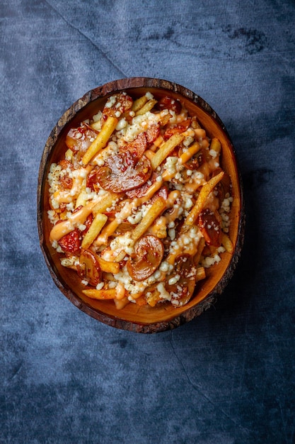 Poke tigela com quinoa salmão abacate e queijo feta em um fundo escuro closeup