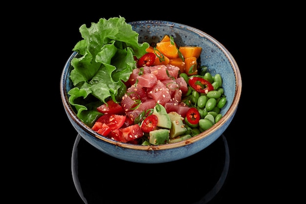 Poke tigela de atum manga tomate abacate edamame feijão alface