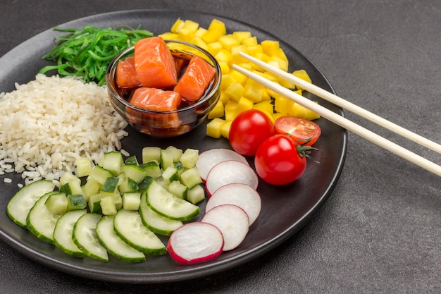 Poke traditioneller hawaiianischer roher roter Fischsalat mit Bambusstäbchen. Bio gesunde Ernährung