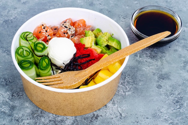 Poke con verduras y salmón fresco. Foto de estudio