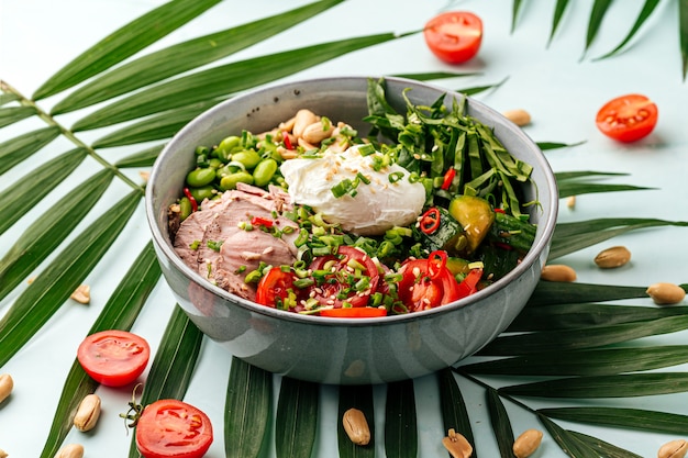 Pokeh de rosbif con huevo escalfado y verduras