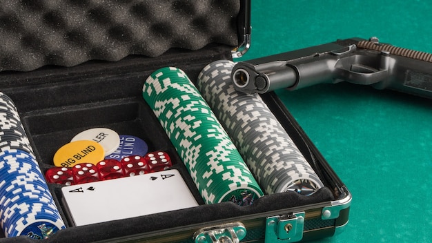 Poker definido com uma arma. O conceito de jogos de azar e entretenimento. Cassino e pôquer