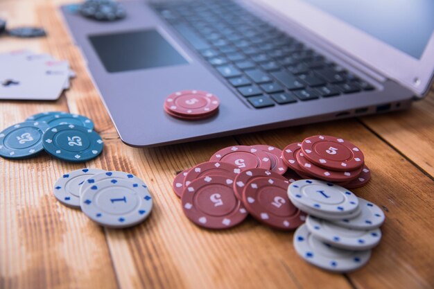 Pokerchips auf Computerlaptop