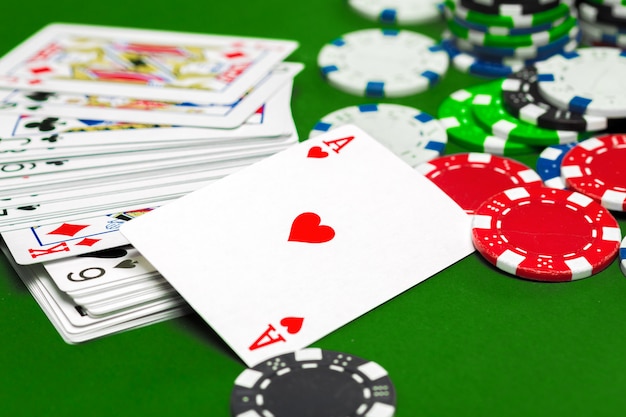 Pokerchips auf dem Tisch