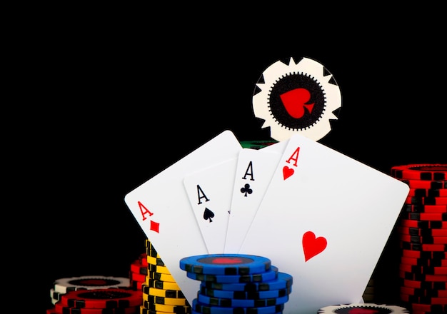 Pokerchips auf einem grünen Spieltisch