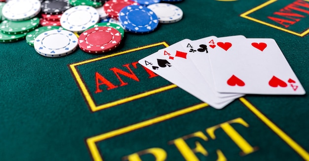 Pokerchips auf einem Pokertisch im Casino. Nahaufnahme. Quads, eine Gewinnkombination. Chips-Gewinner