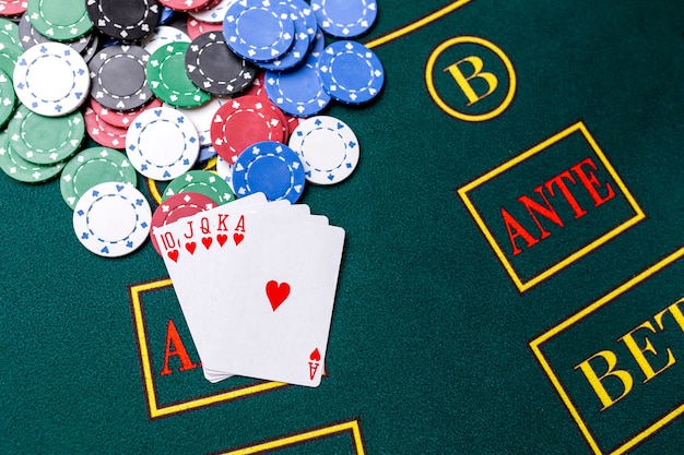 Pokerchips auf einem Pokertisch im Casino. Nahaufnahme. Royal Flush, Gewinnkombination. Chips-Gewinner