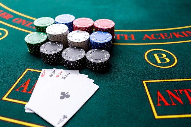 Pokerchips auf einem Tisch im Casino