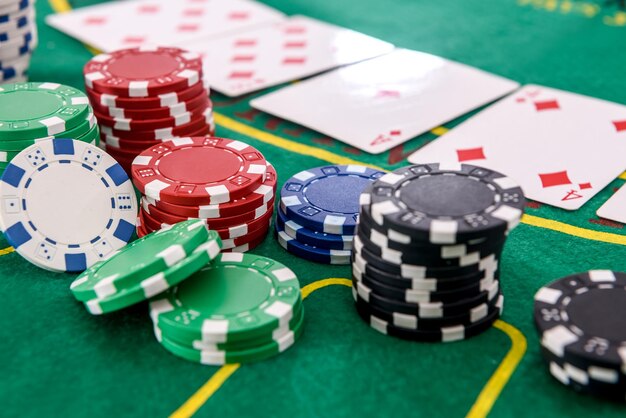 Pokerchips mit Spielkarten auf dem Tisch für Blackjack. Casino und Glücksspiel