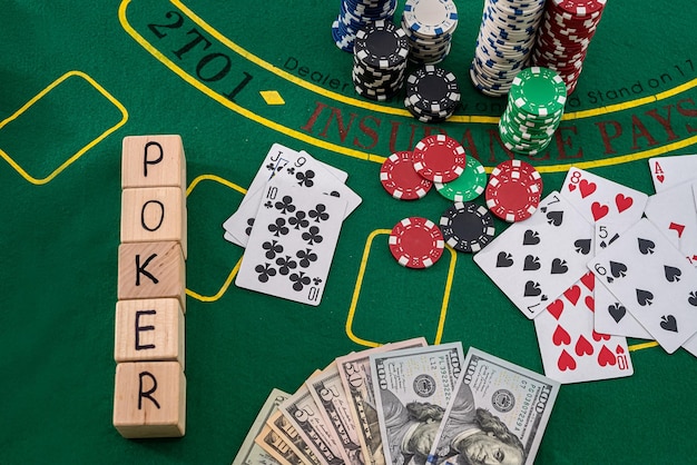 Pokerchips mit US-Dollar-Scheinen für Casino-Spiel Spielsucht