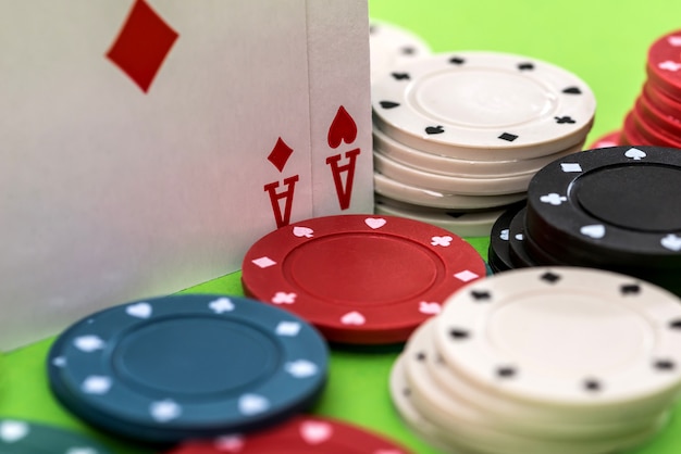 Pokerchips und Karten auf dem Tisch im Casino