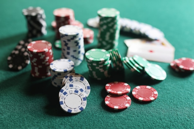 Pokerchips und Karten auf dem Tuch