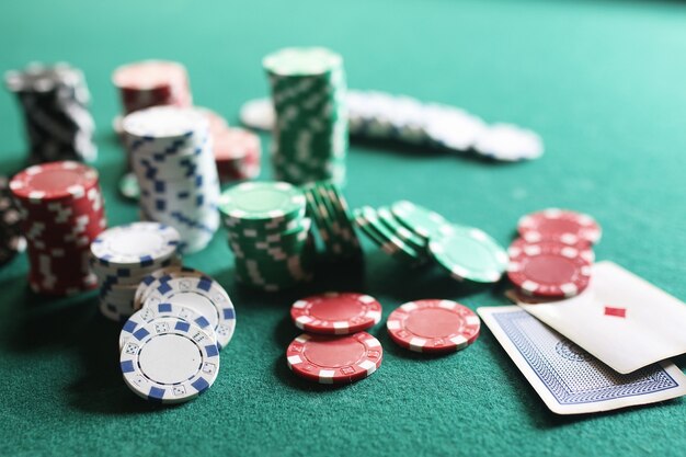 Pokerchips und Karten auf dem Tuch